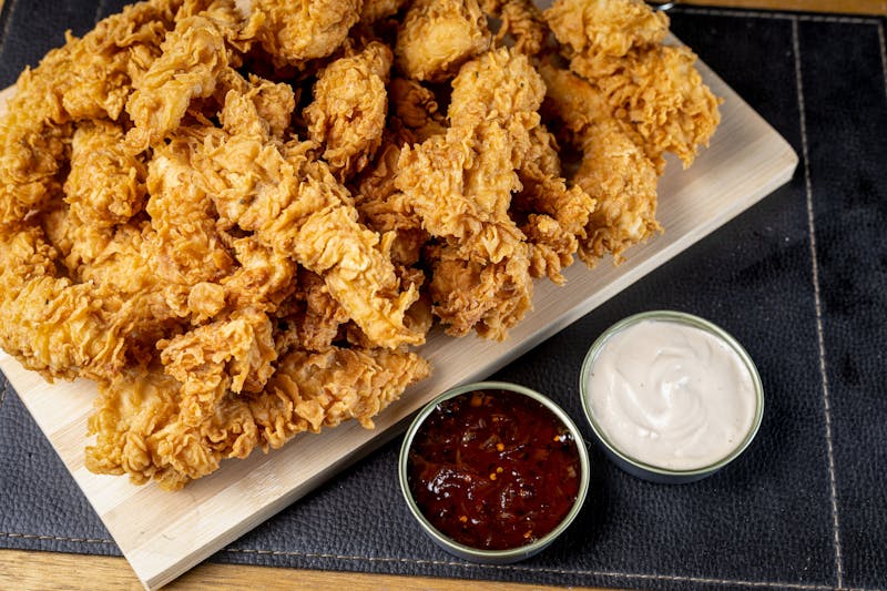 Dave's chicken full plate with two sides and dipping sauce